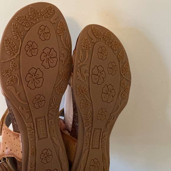 Propet sandals size 10 - Picture 3 of 4